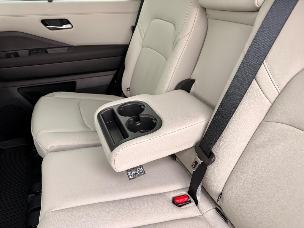 Nissan Pathfinder Vehicle Full-screen Gallery Image 27