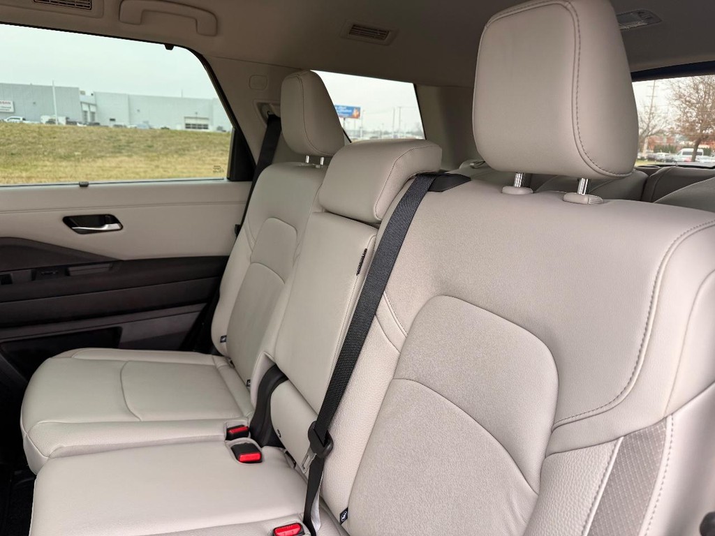 Nissan Pathfinder Vehicle Full-screen Gallery Image 28