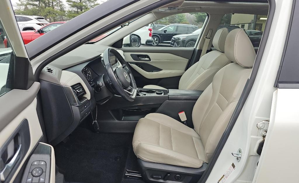 Nissan Rogue Vehicle Full-screen Gallery Image 03