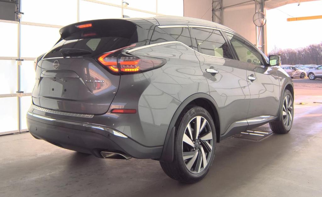 Nissan Murano Vehicle Full-screen Gallery Image 02