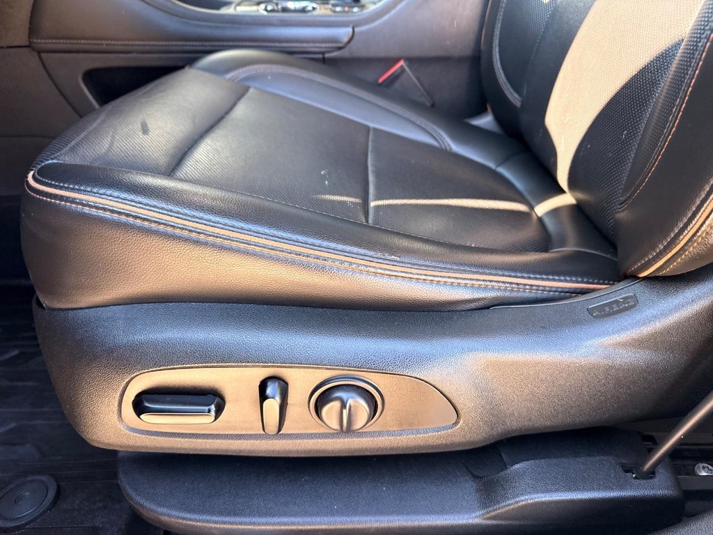 GMC Acadia Vehicle Full-screen Gallery Image 03