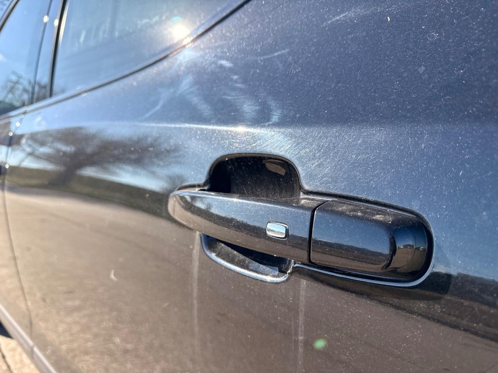 GMC Acadia Vehicle Full-screen Gallery Image 08