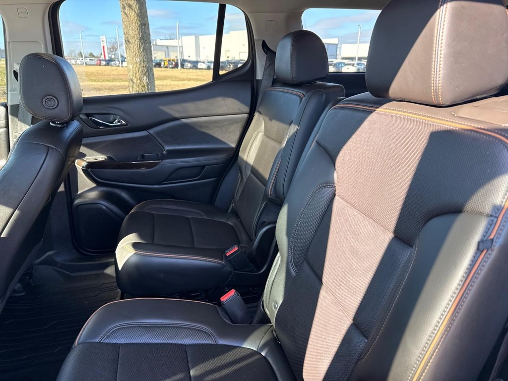 GMC Acadia Vehicle Full-screen Gallery Image 09