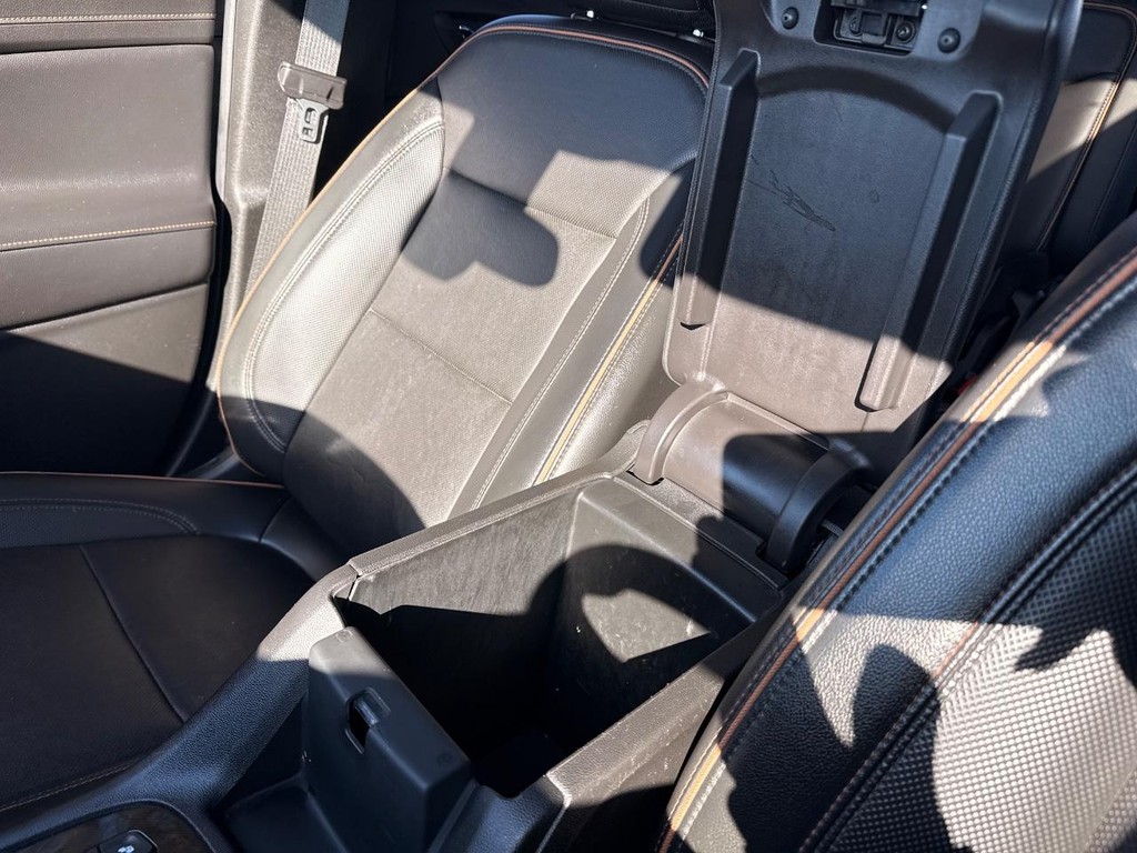 GMC Acadia Vehicle Full-screen Gallery Image 11