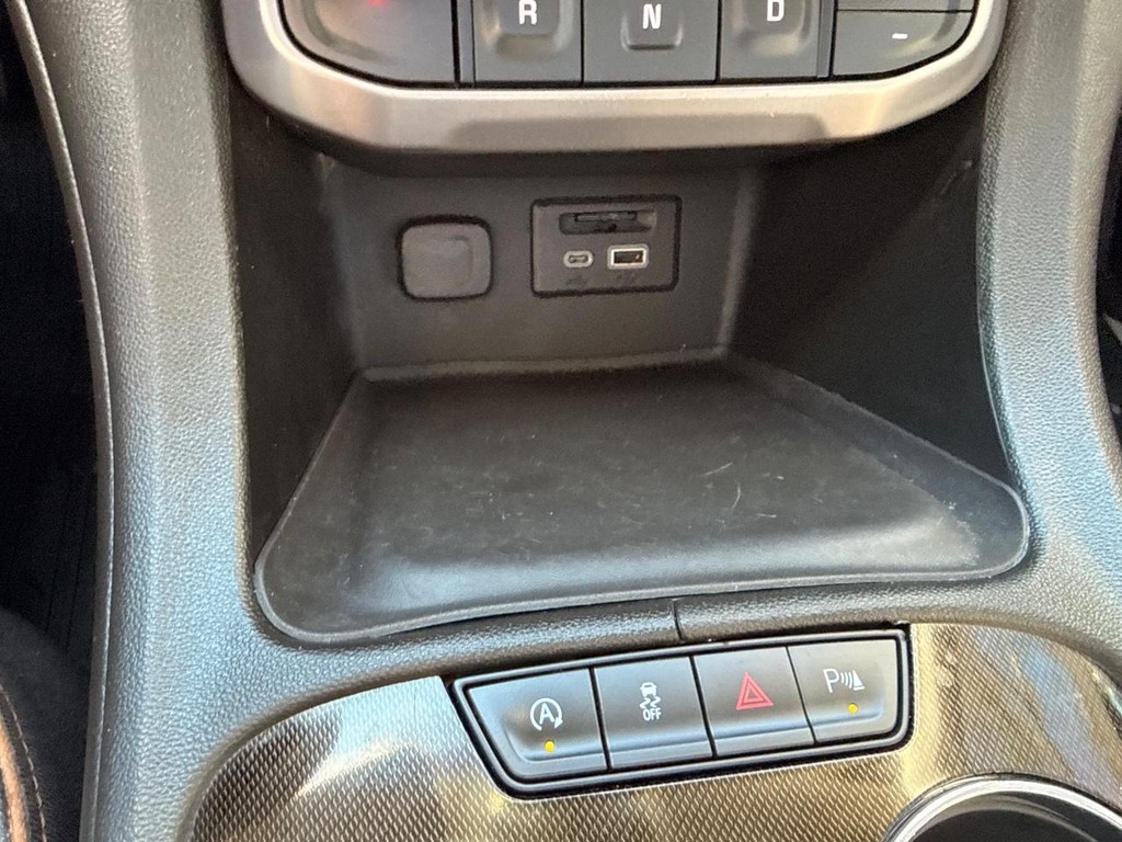 GMC Acadia Vehicle Full-screen Gallery Image 12