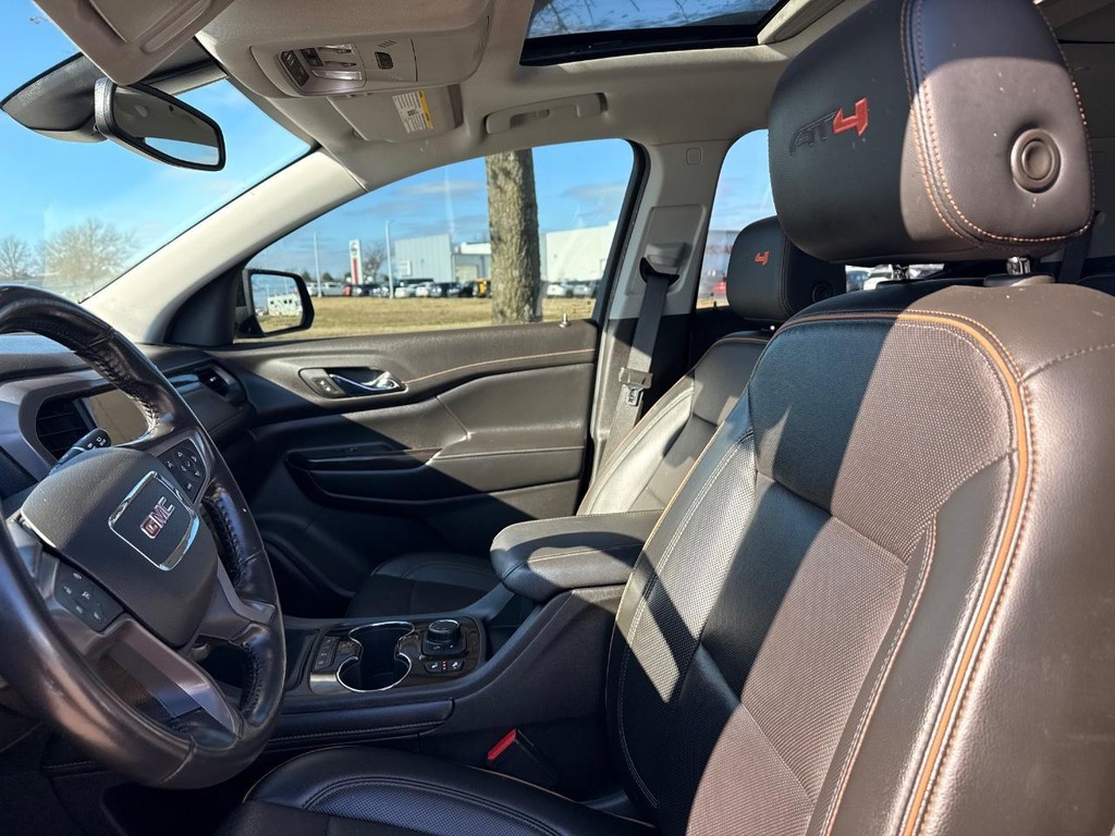 GMC Acadia Vehicle Full-screen Gallery Image 16