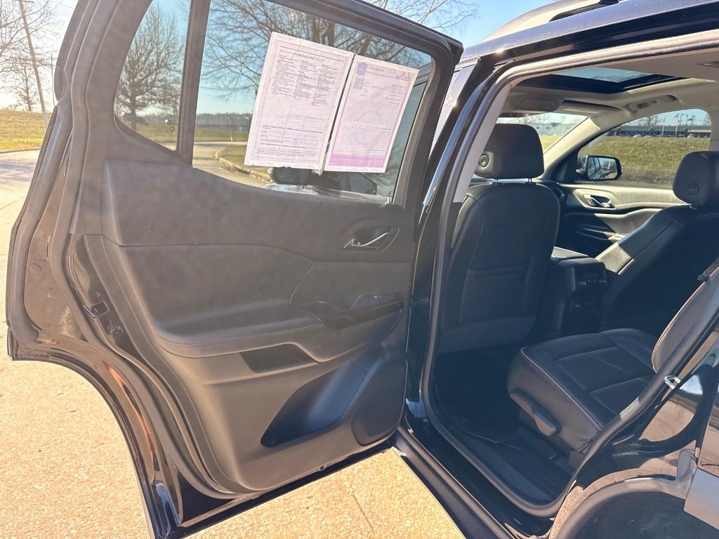 GMC Acadia Vehicle Full-screen Gallery Image 19