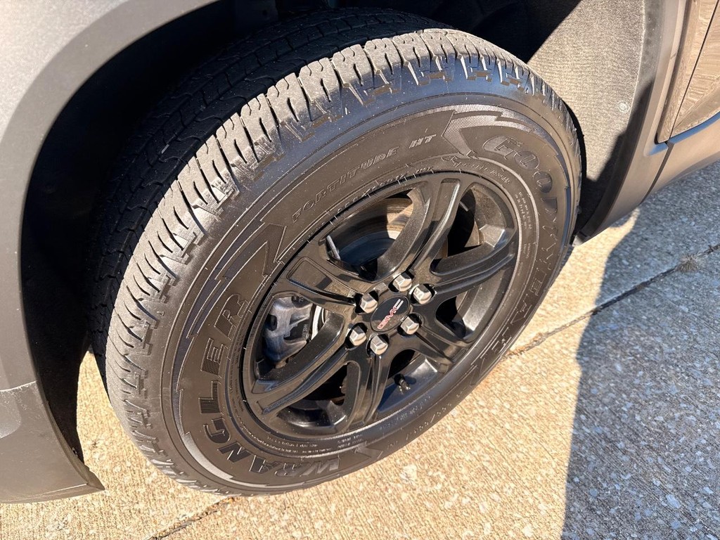 GMC Acadia Vehicle Full-screen Gallery Image 24