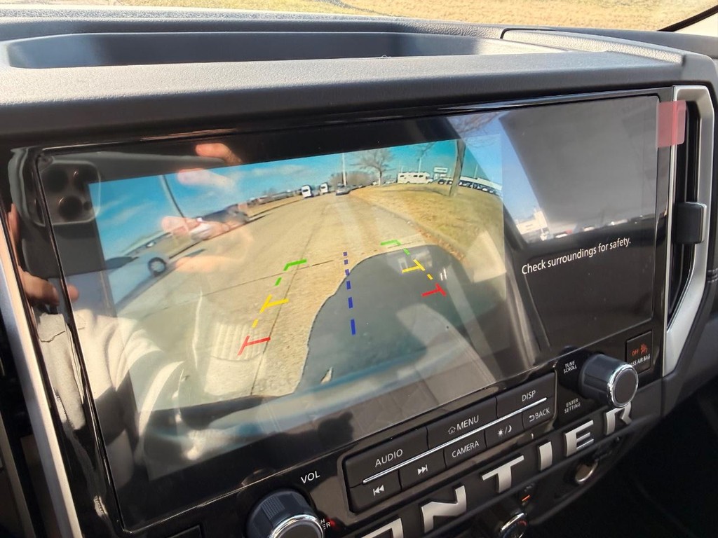 Nissan Frontier Vehicle Full-screen Gallery Image 02