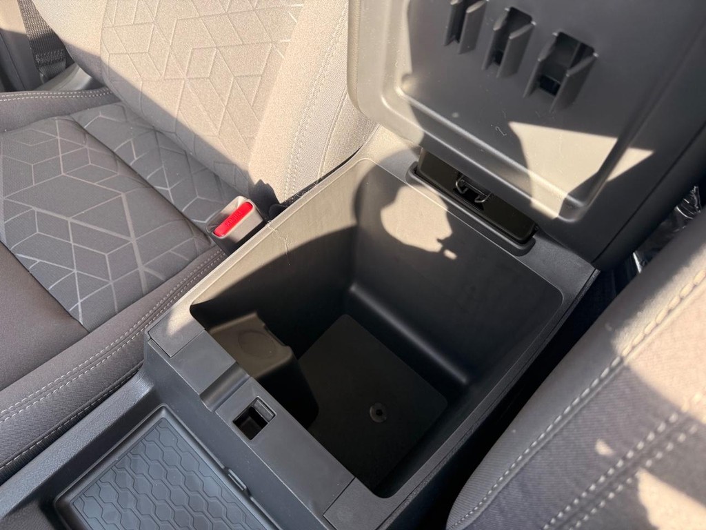 Nissan Frontier Vehicle Full-screen Gallery Image 04