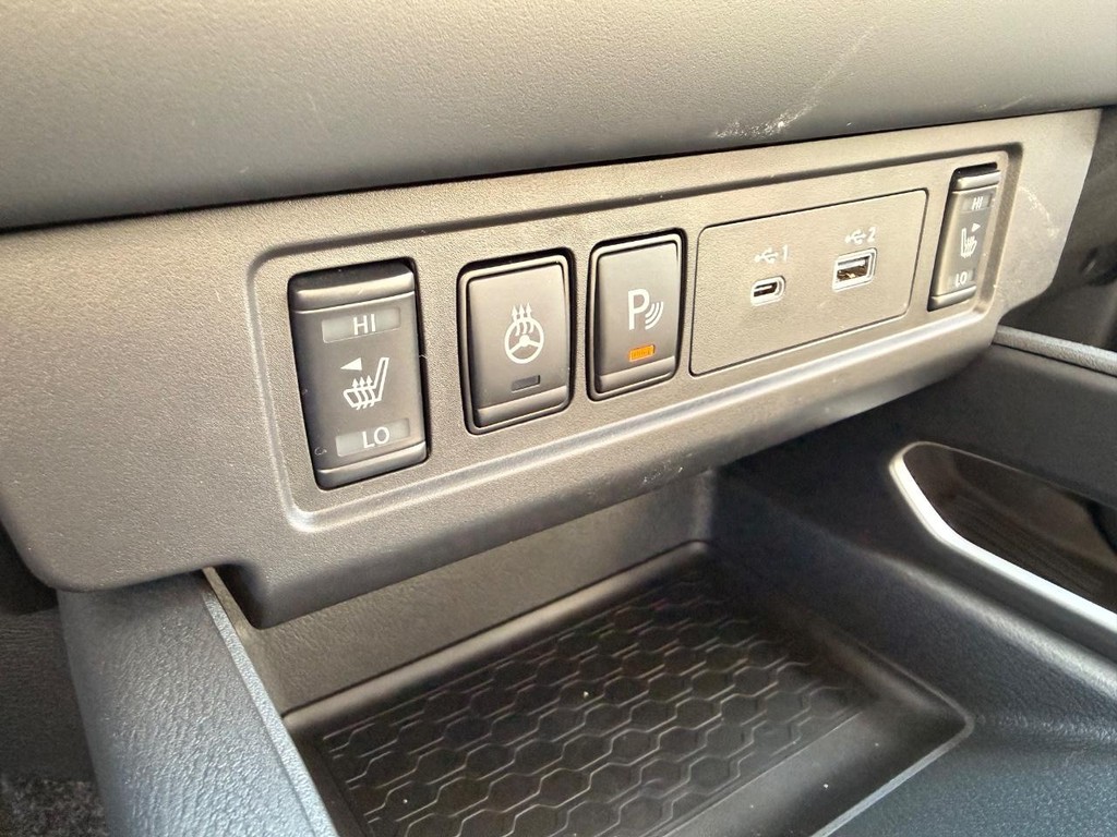 Nissan Frontier Vehicle Full-screen Gallery Image 06