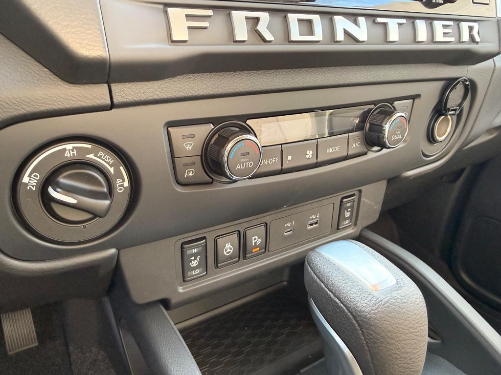 Nissan Frontier Vehicle Full-screen Gallery Image 07