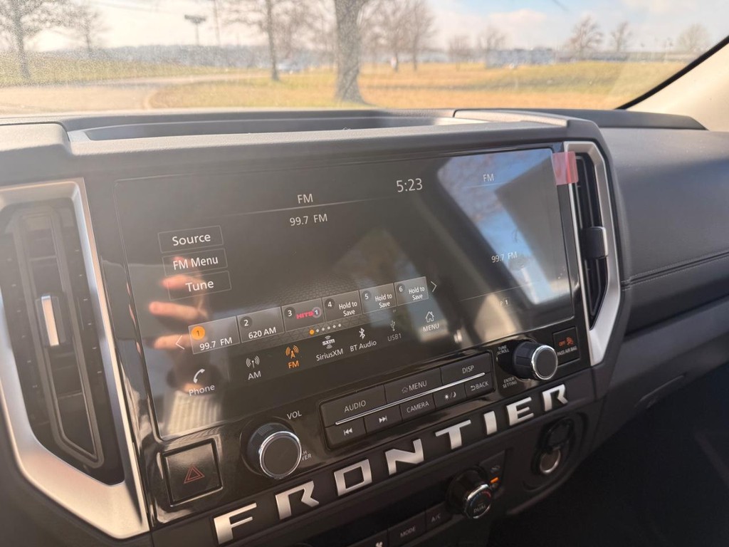 Nissan Frontier Vehicle Full-screen Gallery Image 08