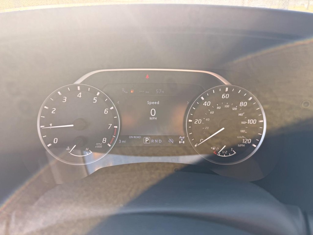 Nissan Frontier Vehicle Full-screen Gallery Image 09