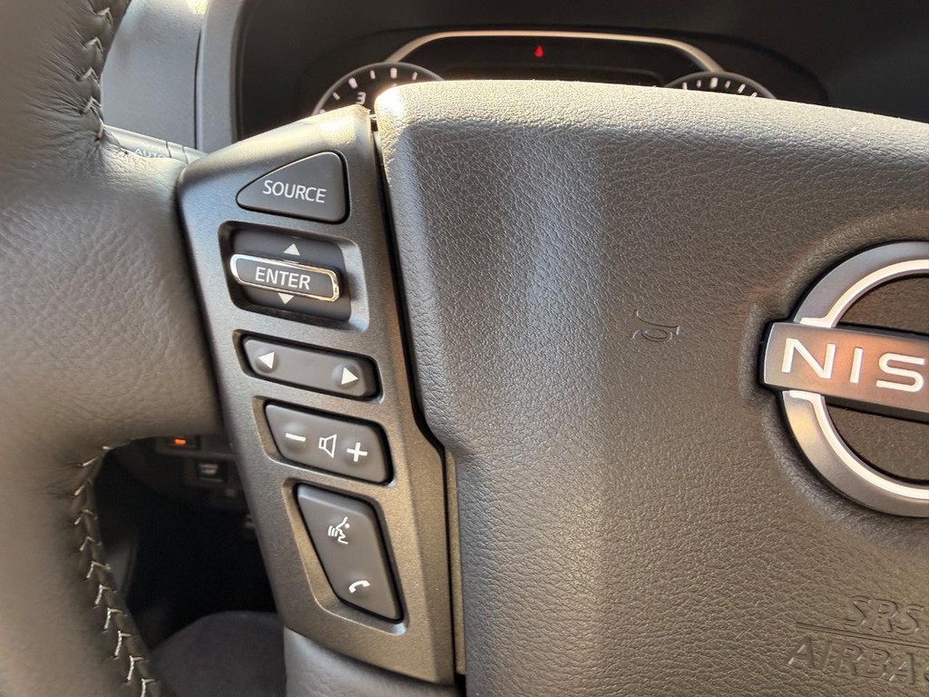 Nissan Frontier Vehicle Full-screen Gallery Image 10