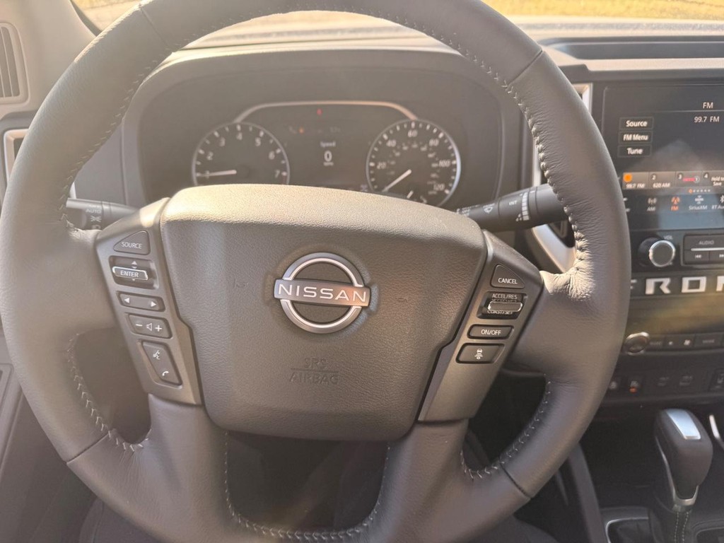 Nissan Frontier Vehicle Full-screen Gallery Image 12