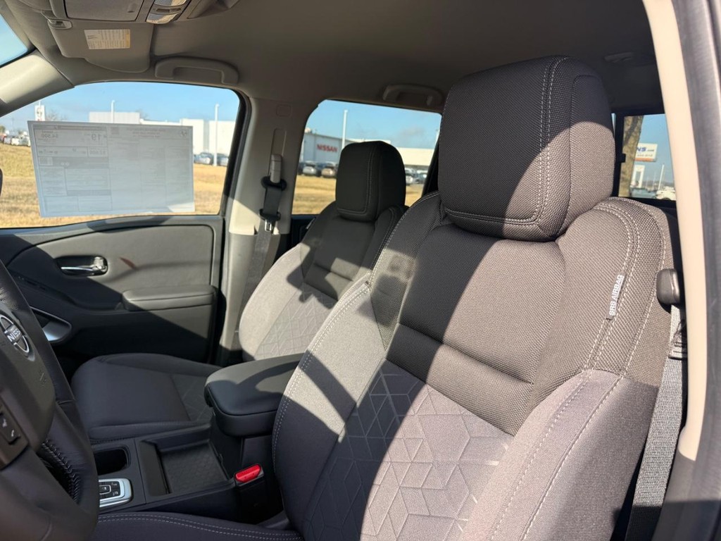 Nissan Frontier Vehicle Full-screen Gallery Image 13