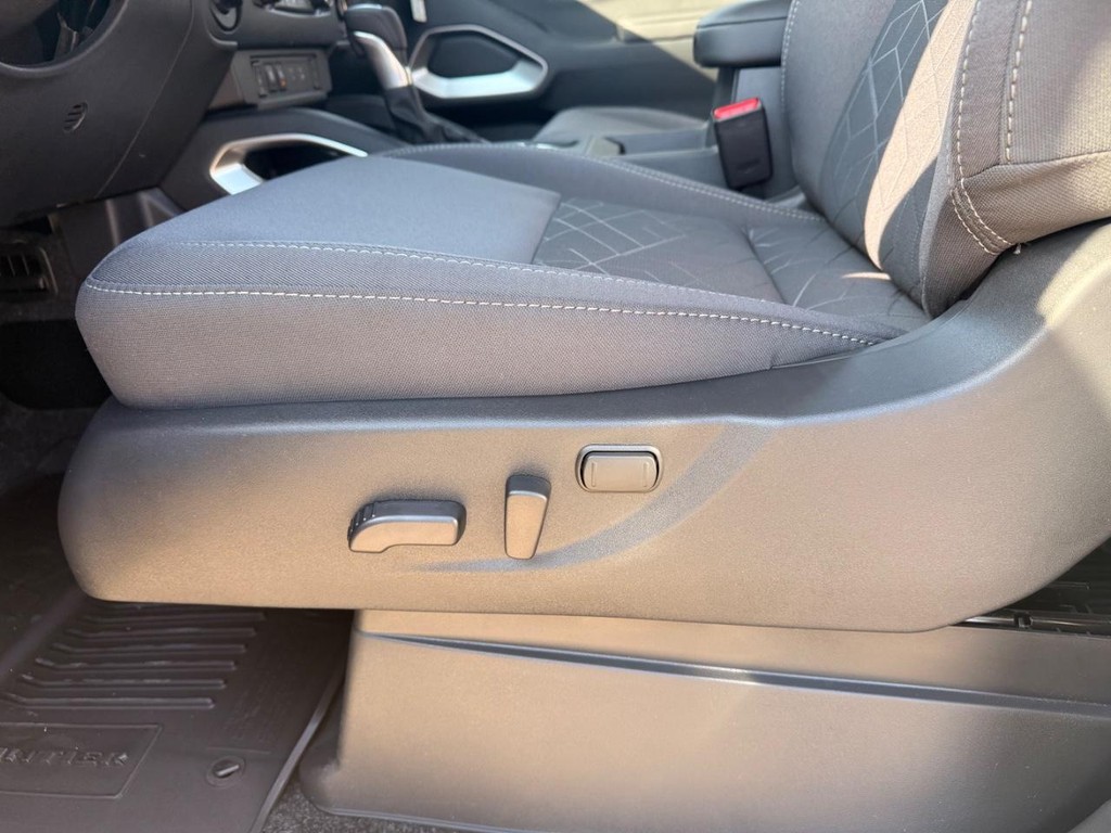 Nissan Frontier Vehicle Full-screen Gallery Image 15