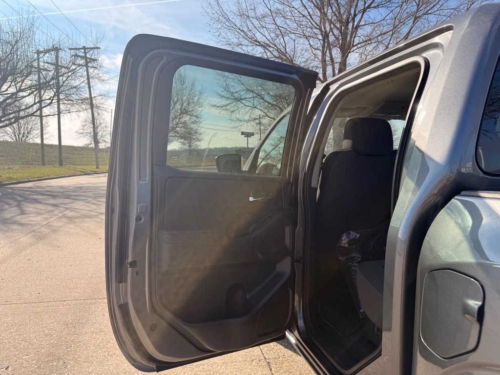 Nissan Frontier Vehicle Full-screen Gallery Image 18