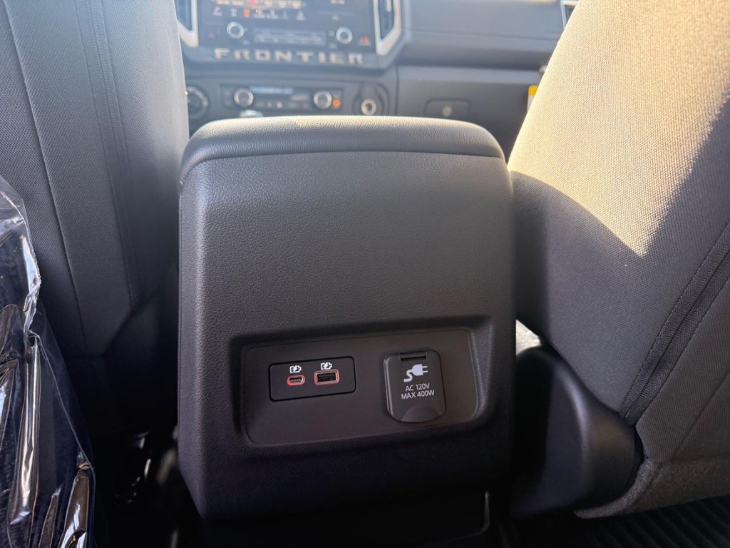 Nissan Frontier Vehicle Full-screen Gallery Image 19