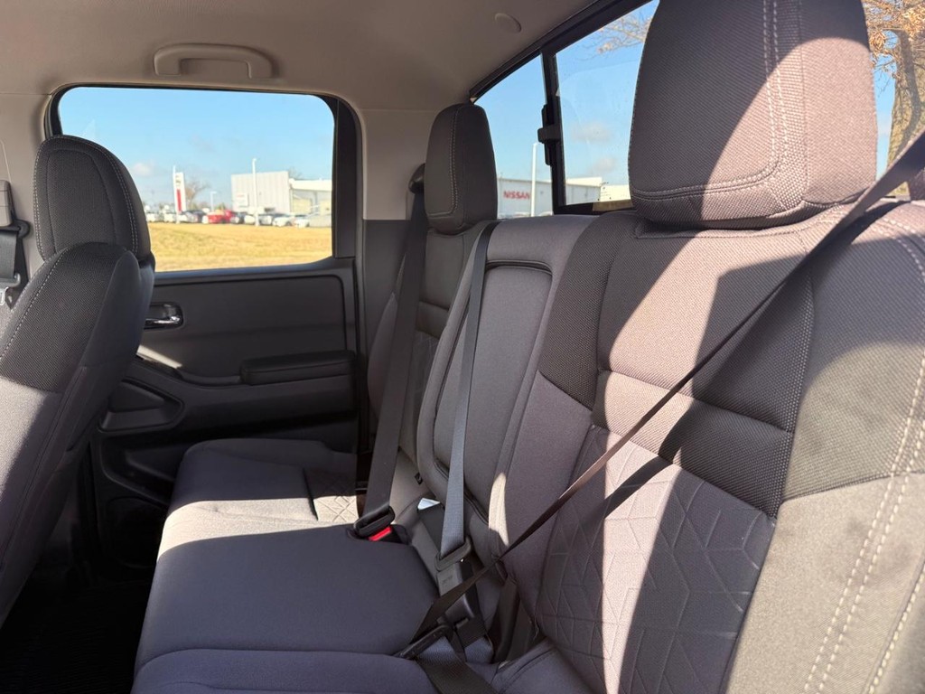 Nissan Frontier Vehicle Full-screen Gallery Image 20