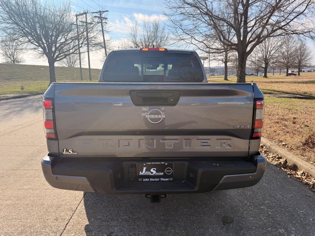 Nissan Frontier Vehicle Full-screen Gallery Image 21