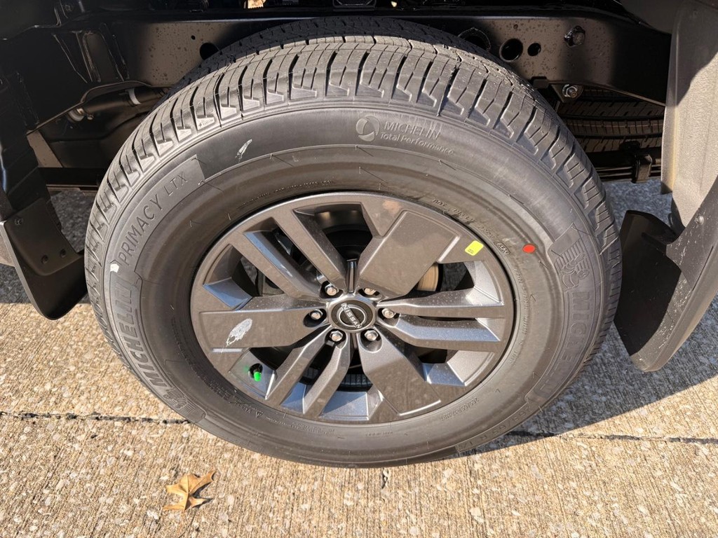 Nissan Frontier Vehicle Full-screen Gallery Image 23