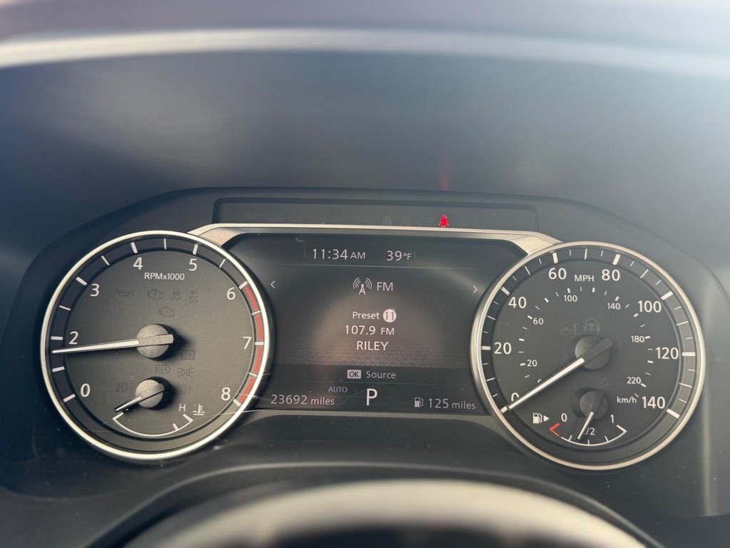 Nissan Rogue Vehicle Full-screen Gallery Image 03