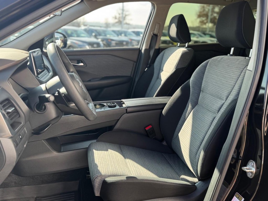 Nissan Rogue Vehicle Full-screen Gallery Image 06