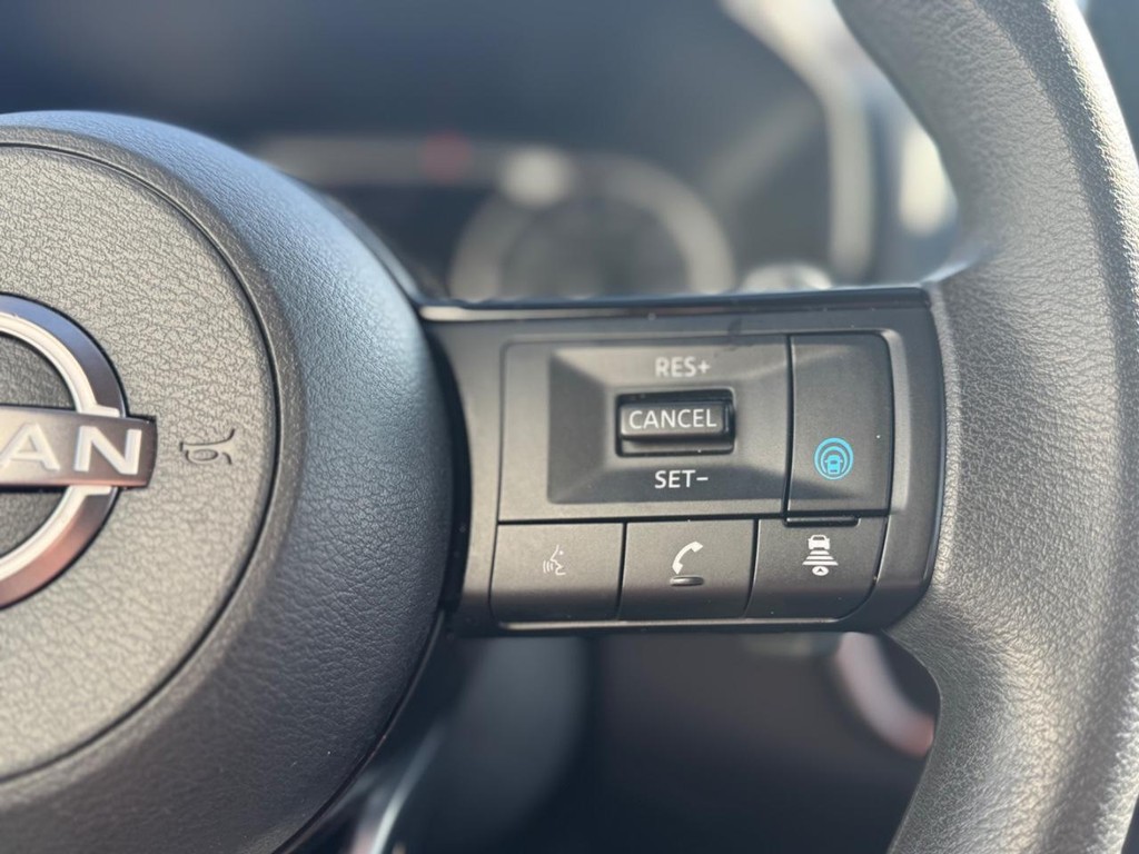 Nissan Rogue Vehicle Full-screen Gallery Image 08