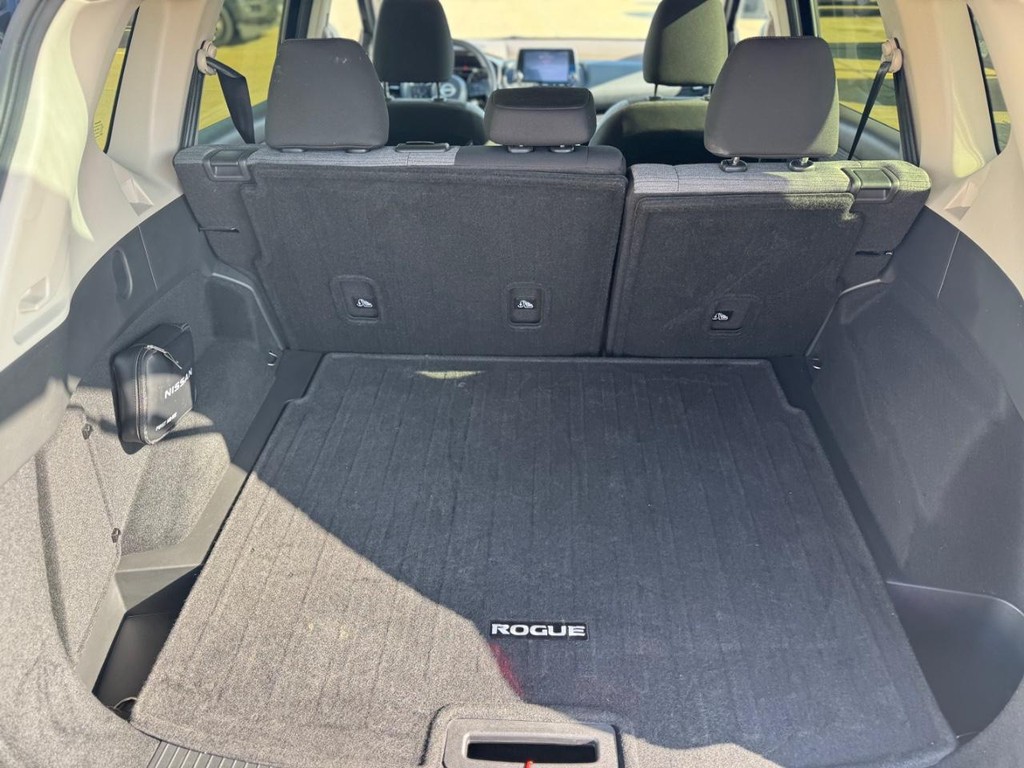 Nissan Rogue Vehicle Full-screen Gallery Image 17