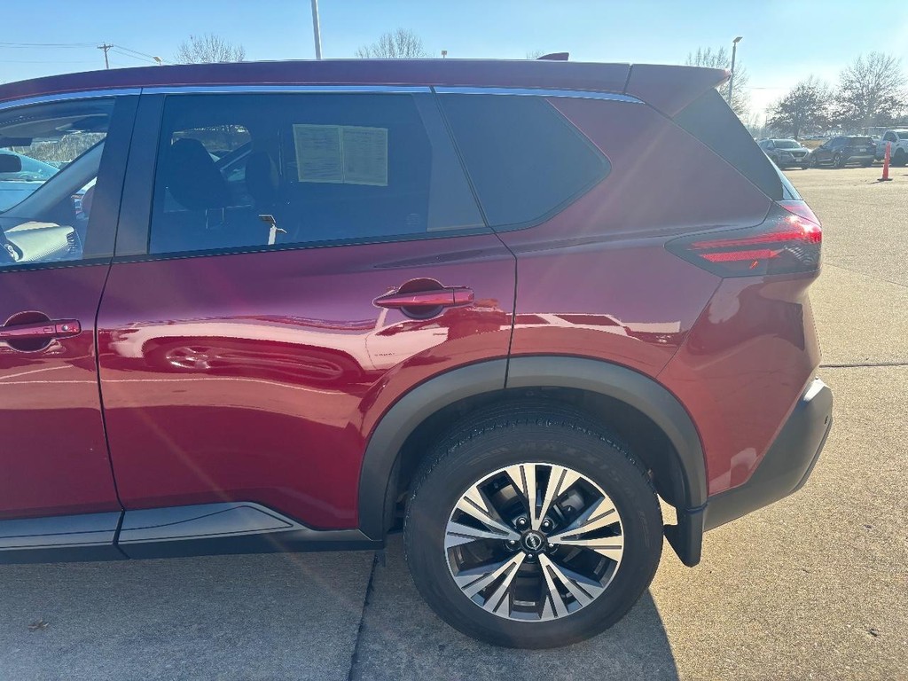 Nissan Rogue Vehicle Full-screen Gallery Image 03