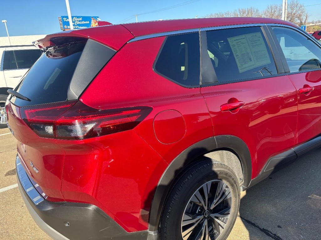 Nissan Rogue Vehicle Full-screen Gallery Image 05