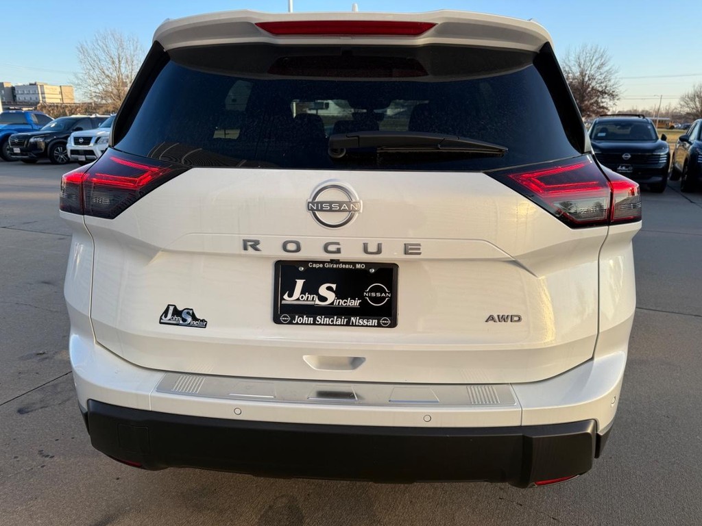 Nissan Rogue Vehicle Full-screen Gallery Image 05