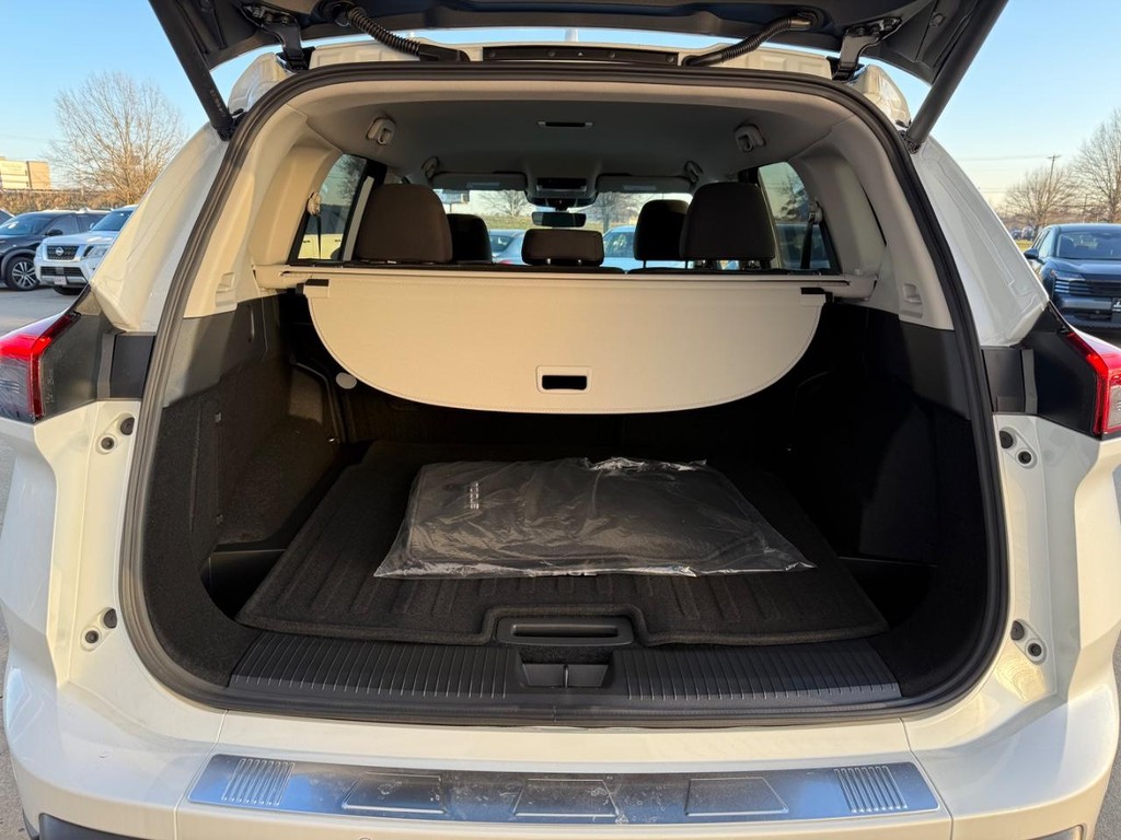 Nissan Rogue Vehicle Full-screen Gallery Image 06