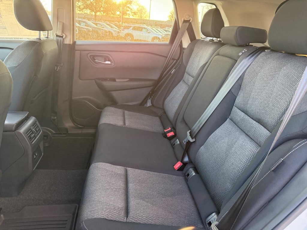 Nissan Rogue Vehicle Full-screen Gallery Image 08