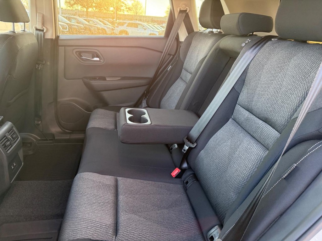 Nissan Rogue Vehicle Full-screen Gallery Image 09