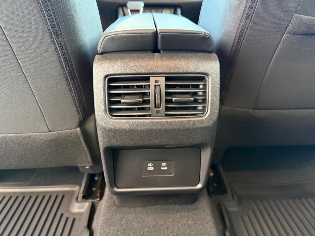 Nissan Rogue Vehicle Full-screen Gallery Image 10