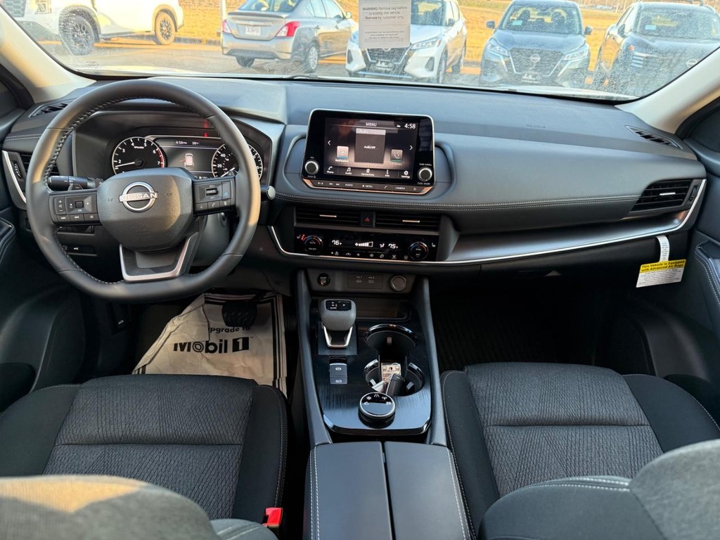 Nissan Rogue Vehicle Full-screen Gallery Image 11