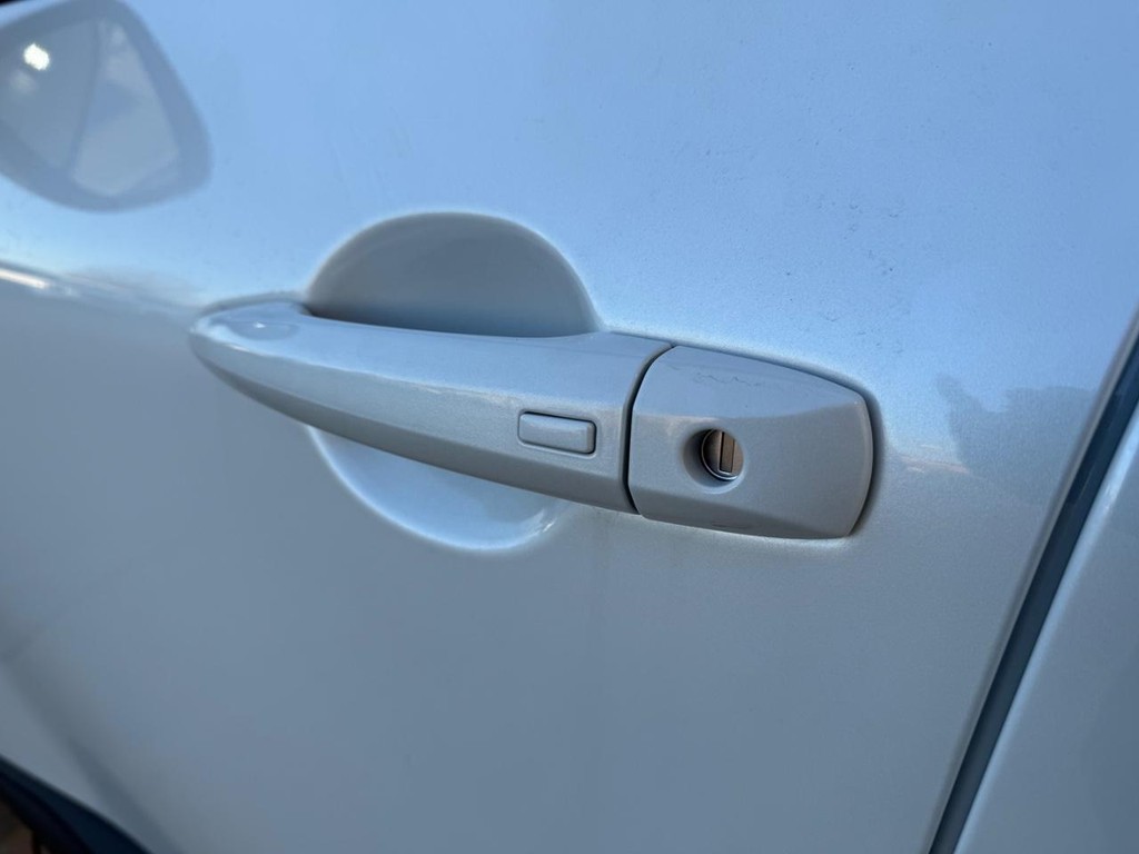 Nissan Rogue Vehicle Full-screen Gallery Image 12