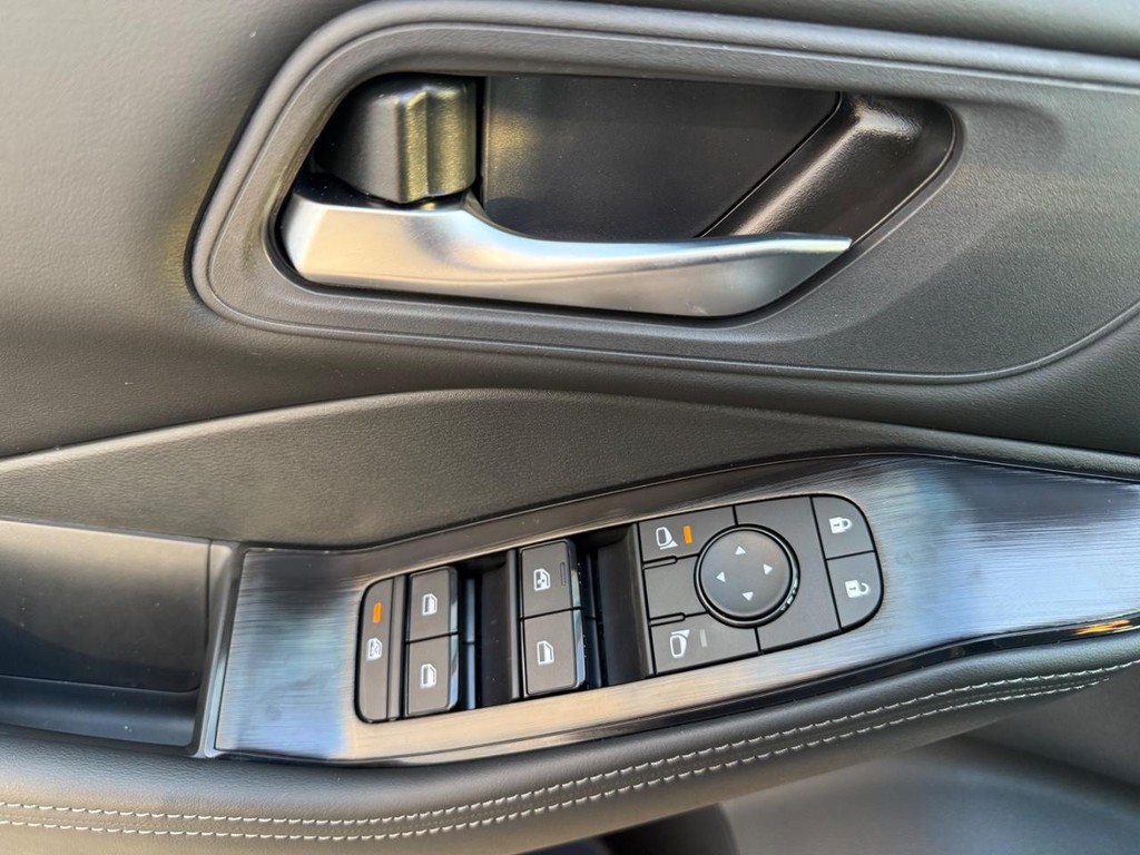 Nissan Rogue Vehicle Full-screen Gallery Image 13