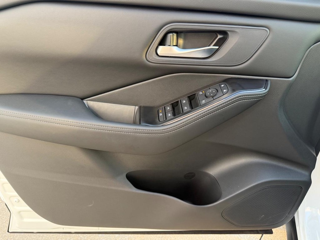 Nissan Rogue Vehicle Full-screen Gallery Image 14