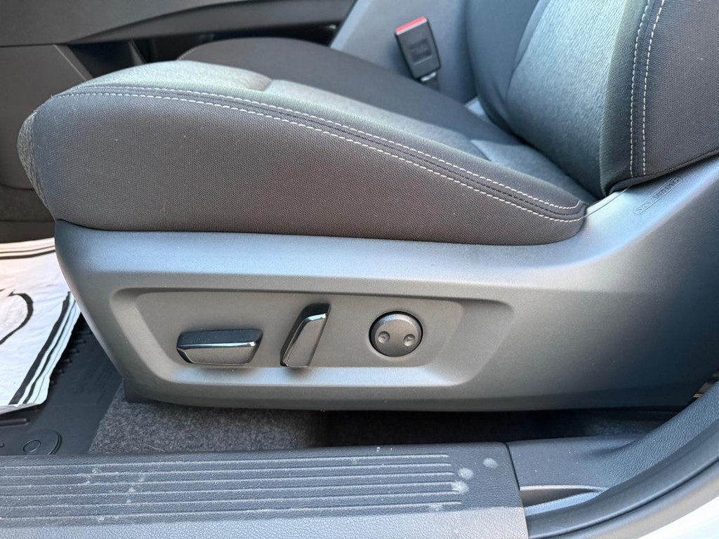 Nissan Rogue Vehicle Full-screen Gallery Image 15