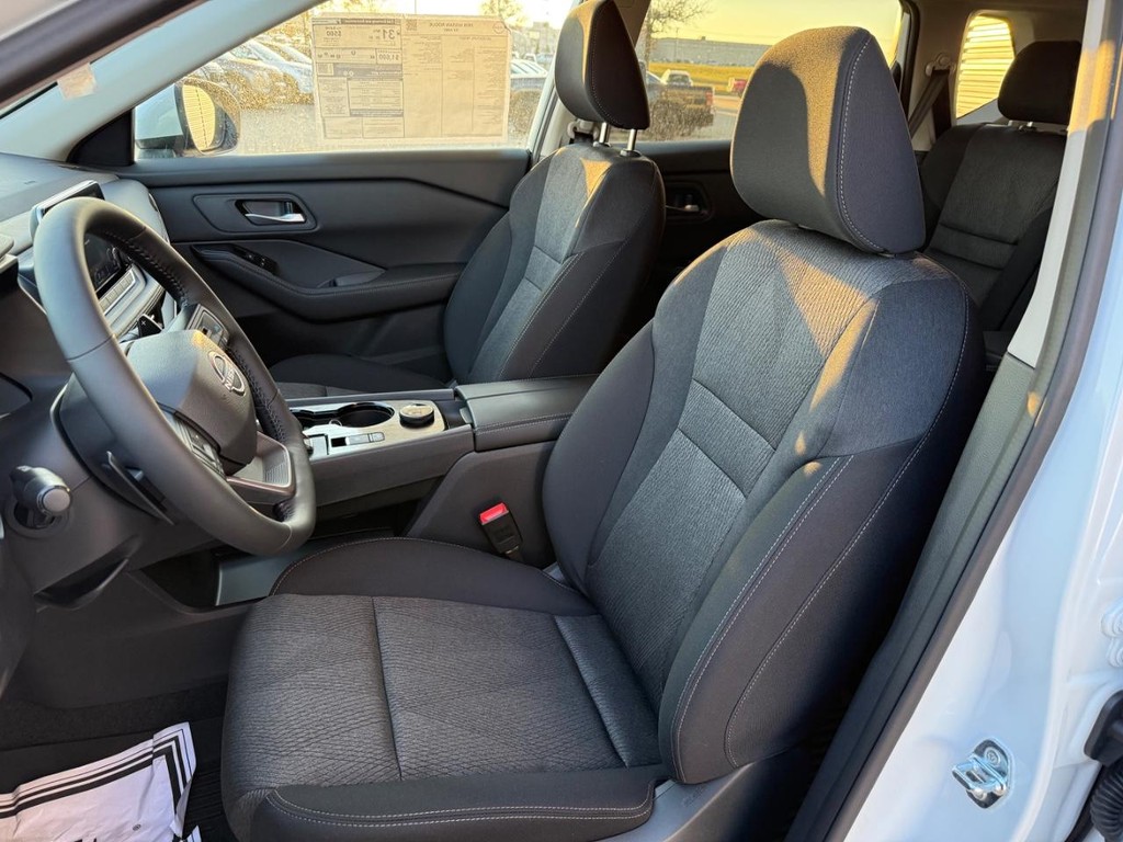 Nissan Rogue Vehicle Full-screen Gallery Image 16