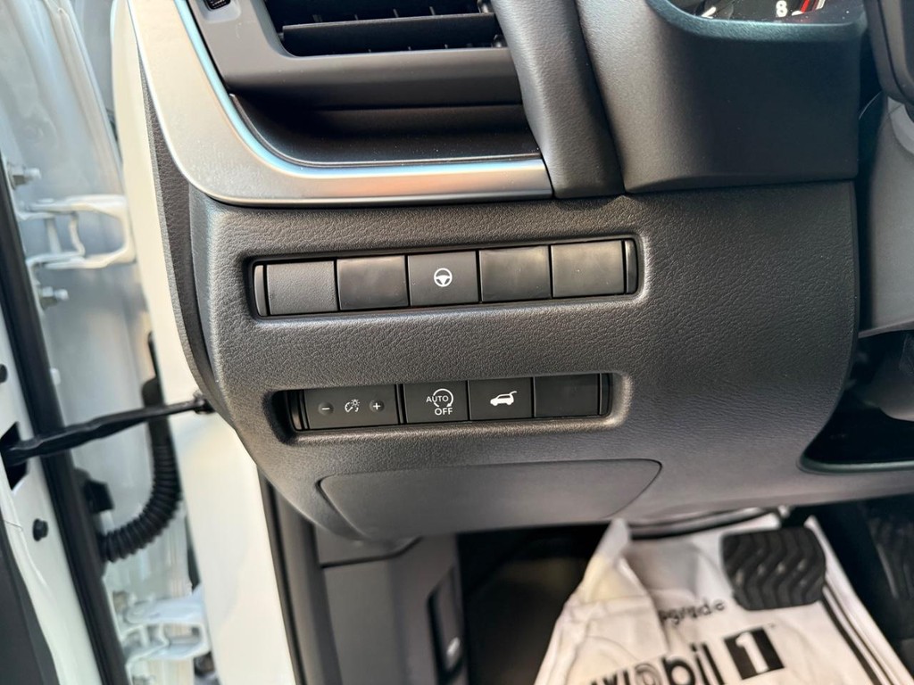 Nissan Rogue Vehicle Full-screen Gallery Image 17