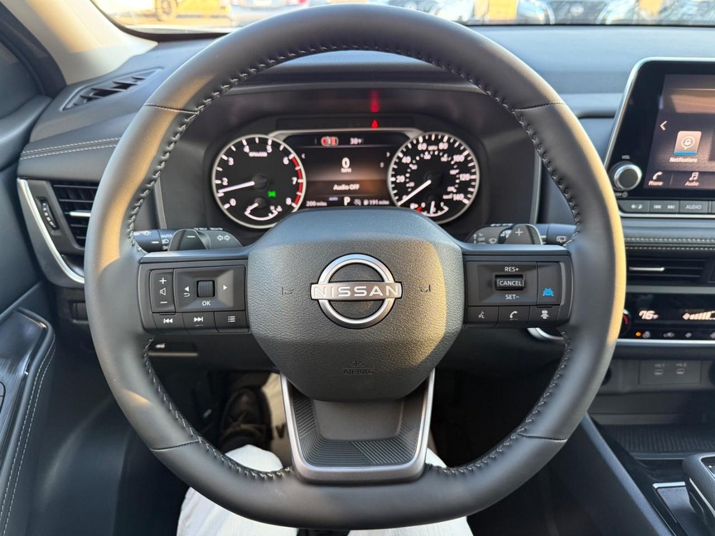 Nissan Rogue Vehicle Full-screen Gallery Image 18