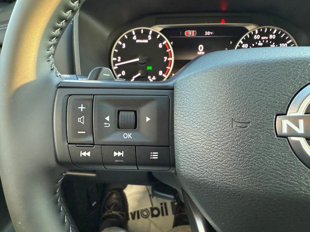 Nissan Rogue Vehicle Full-screen Gallery Image 19