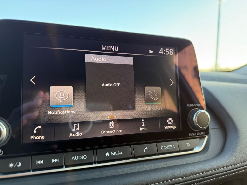 Nissan Rogue Vehicle Full-screen Gallery Image 22