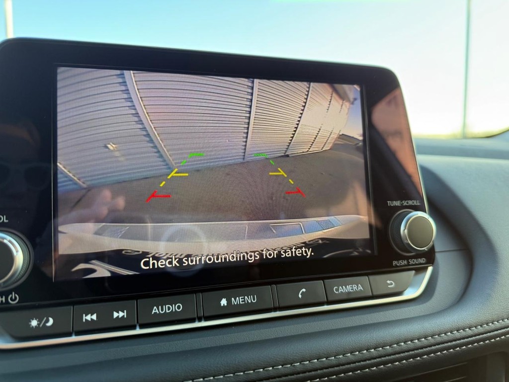 Nissan Rogue Vehicle Full-screen Gallery Image 23