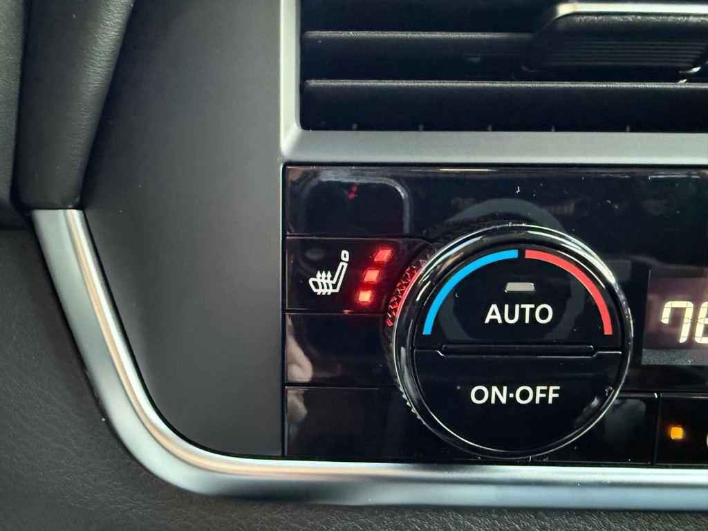 Nissan Rogue Vehicle Full-screen Gallery Image 24